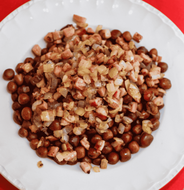 Pelēkie zirņi ar speķi (Grey Peas with Bacon)